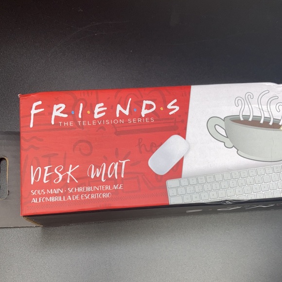 Friends central perk coffee cup set & desk mat - Picture 4 of 5